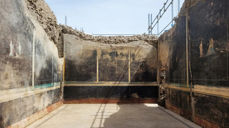 У Помпеях розкопали чорну бенкетну кімнату з фресками на стінах