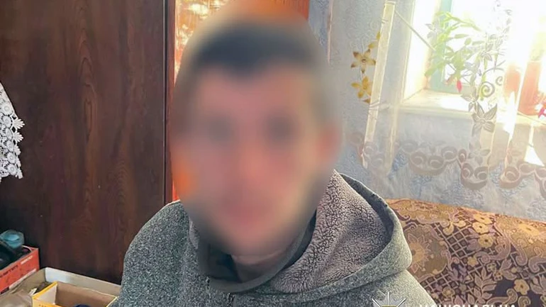 Скористався довірою: на Хмельниччині судили чоловіка, який викрав гроші у матері безвісти зниклого бійця