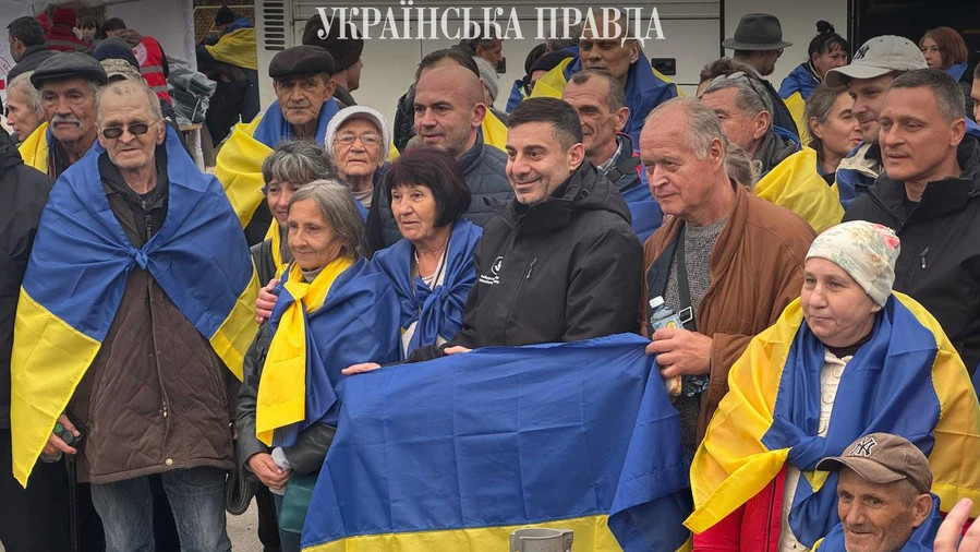 Співали в автобусі гімн України: що відомо про людей, яких вдалося евакуювати з Олешків