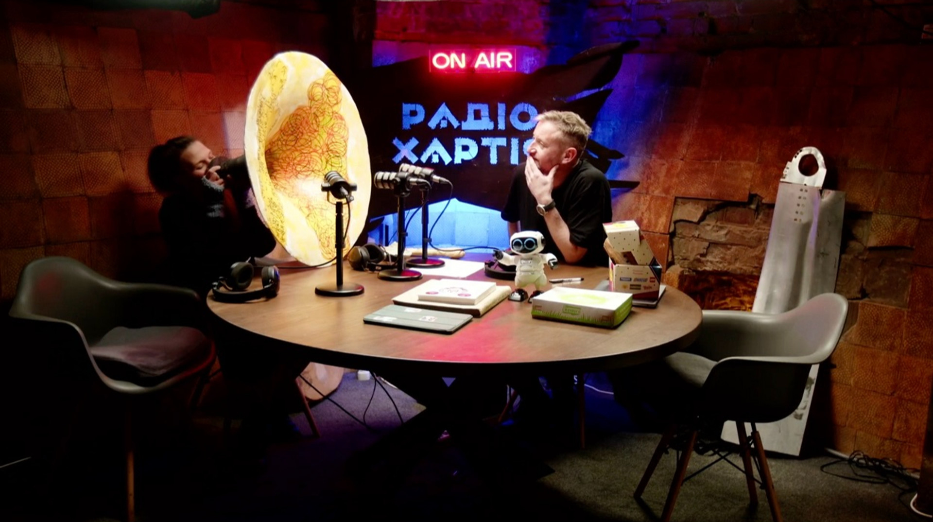 Роботи танцюють. Дослідження Місяця і висока кухня в прифронтовому місті