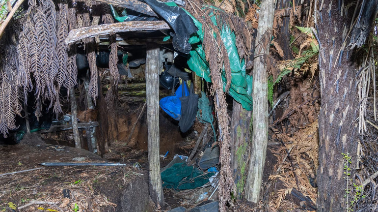 Таємні лісові халабуди: поліція показала, де батько-втікач із Нової Зеландії ховав трьох дітей