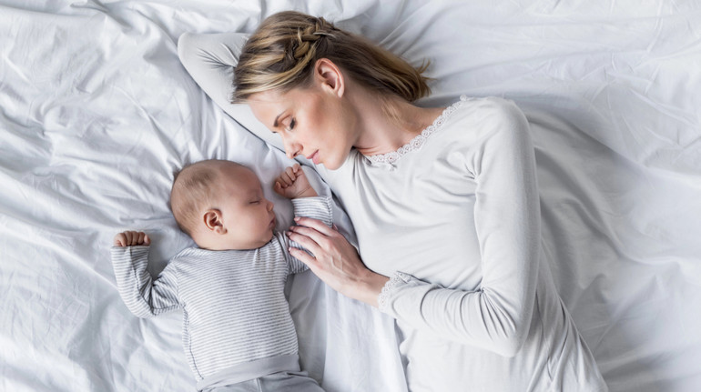 Майже 80% українок доглядають за дитиною самостійно: лише кожен п’ятий чоловік готовий піти у декрет