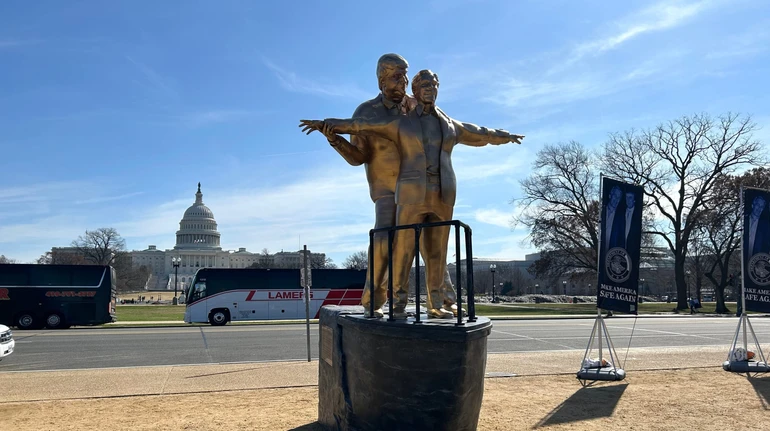 Біля Капітолія США встановили скульптуру Трампа та Епштейна, що повторює сцену з Титаніка