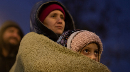 Де і як зігрітися, помитися та зарядитися під час відключень. Практичний гайд