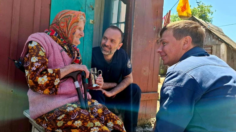 Залізна бабуля. 98-річна жінка, яка сама вийшла з окупації, отримала почесне свідоцтво від Укрзалізниці