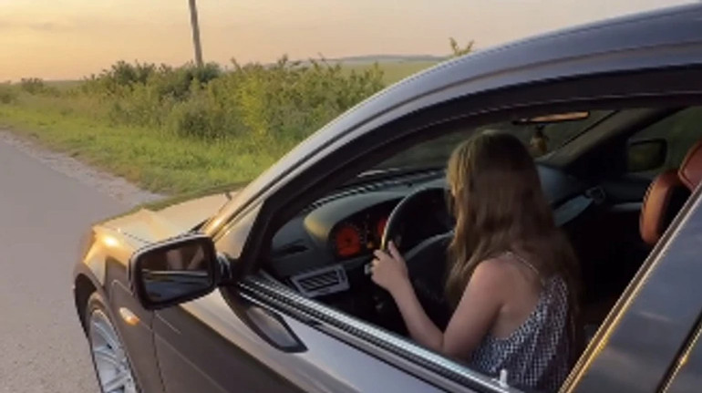 Соня вже на BMW: на Львівщині судили батька, який вдруге посадив малолітню доньку за кермо