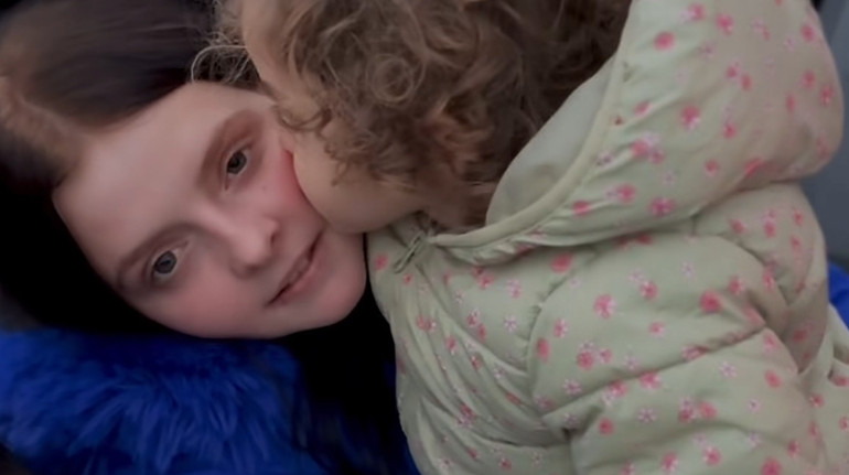 Настя і Мєлєк разом: 17-річна героїня розслідування про евакуацію сиріт воззʼєдналася з донькою