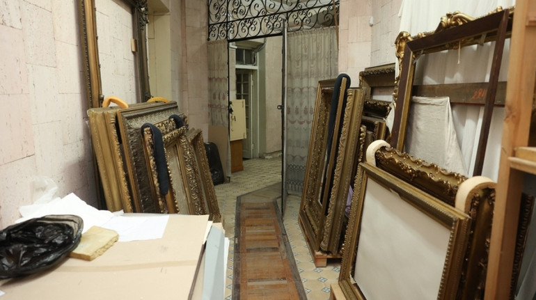 Двом особам оголосили підозру за викрадення експонатів із музею Херсона