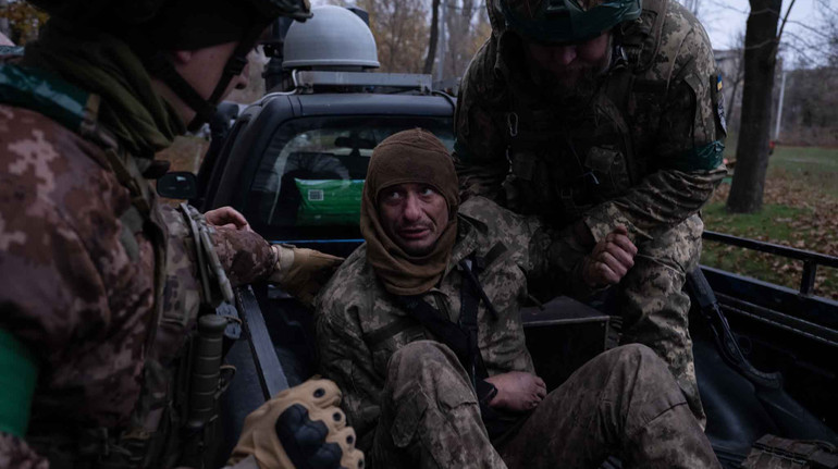 На Донеччині побратими три дні не могли евакуювати піхотинця з пораненням голови: їм допоміг робот