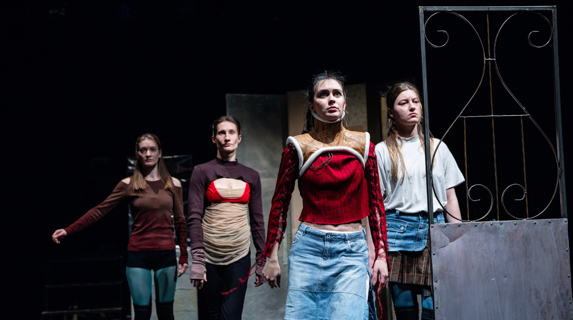 Театр дискомфорту: про виставу Місячні у Молодому театрі