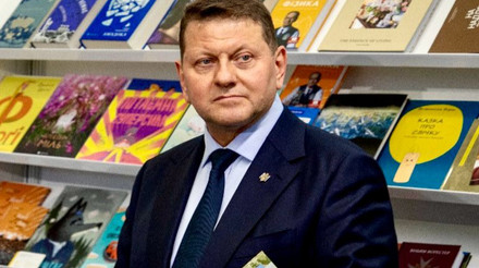 Нова книга про війну: Залужний відвідав український стенд на книжковому ярмарку в Лондоні