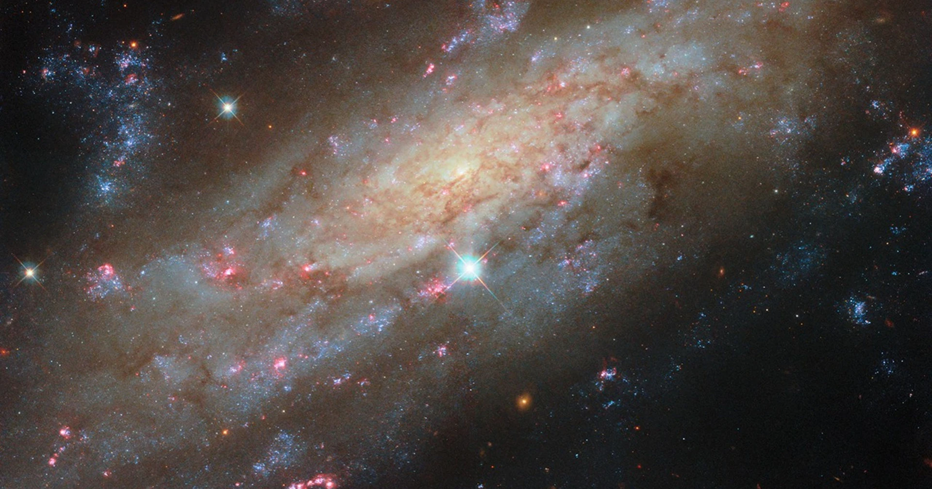 Hubble відкрив нові деталі далекої галактики NGC 3137