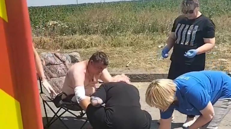 Їхали повз поле: на Запоріжжі медики-волонтери врятували комбайнера після атаки російського дрона