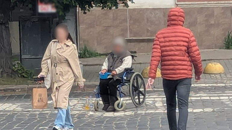 У Чернівцях чоловік змушував 76-річну жінку жебракувати у кріслі колісному: йому повідомили про підозру