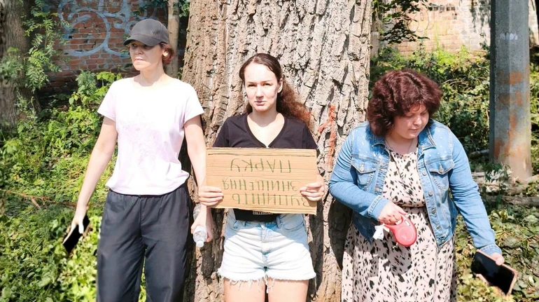 У Києві хочуть вирубати 600 дерев заради теплотраси: між активістами і поліцією виникли сутички