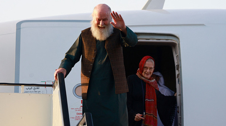 Літнє подружжя британців, яке майже 8 місяців тому затримали таліби, повернулося до Англії