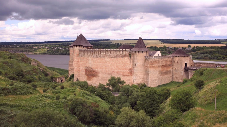 Морози, обміління Дністра чи обстріли? Фахівці назвали ймовірні причини обвалу Хотинської фортеці