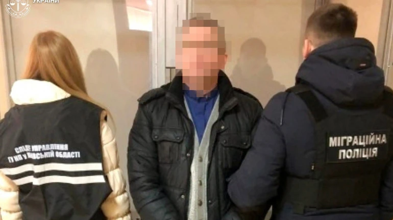 Фотографував оголеною і ґвалтував: на Львівщині ексдиякона судили за секс-насилля щодо доньки