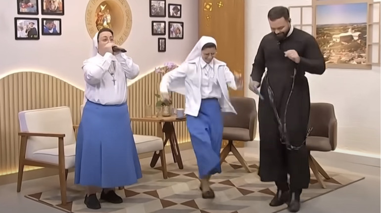Nuns have become popular on the Internet through a bitbox: video