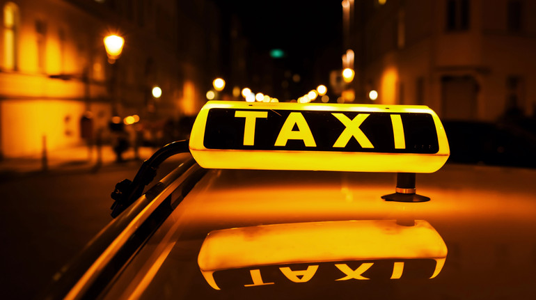 У Дніпрі жінка ображала водія таксі, який відмовився говорити з нею російською: реакція омбудсменки