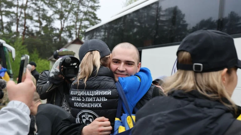 З полону повернувся азовець Артем Вишняк, син активної учасниці акцій мами Тані