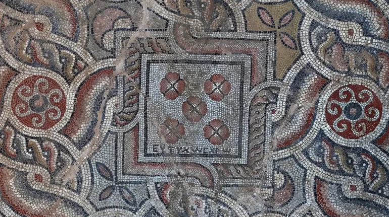 Нехай заздрісники луснуть від заздрощів: у Туреччині знайшли 1500-річну жартівливу мозаїку