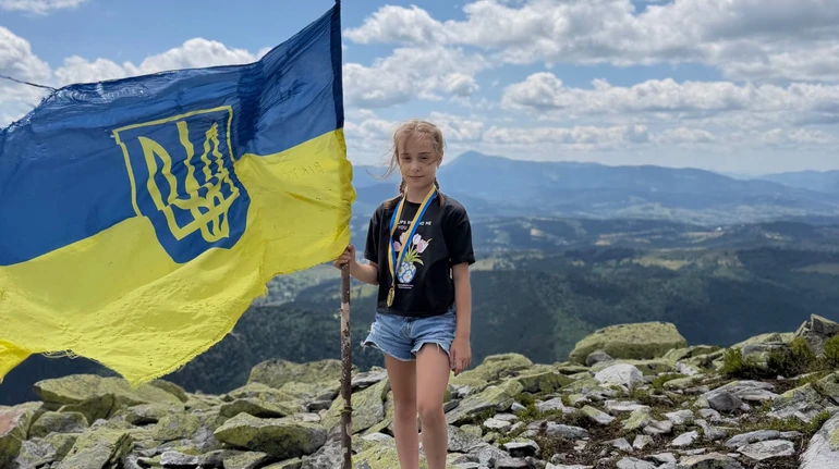 9-річна дівчинка зійшла на 6 вершин-двотисячників Карпат та встановила рекорд України