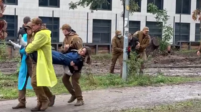 Сутички на столичних Теремках: одній з активісток травмували руку – вона в гіпсі