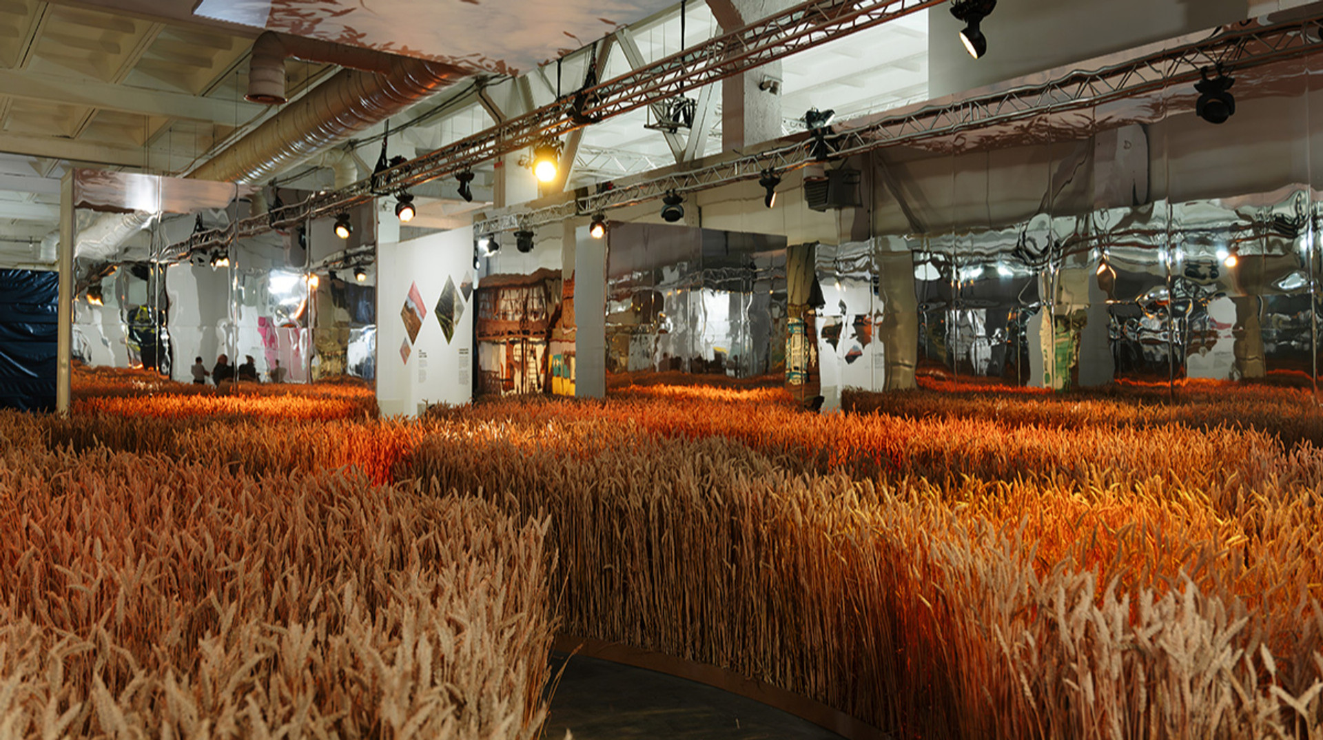 Ukraine WOW, бо ми – WOW: про зворотні сенси виставкового проєкту на 14 колії