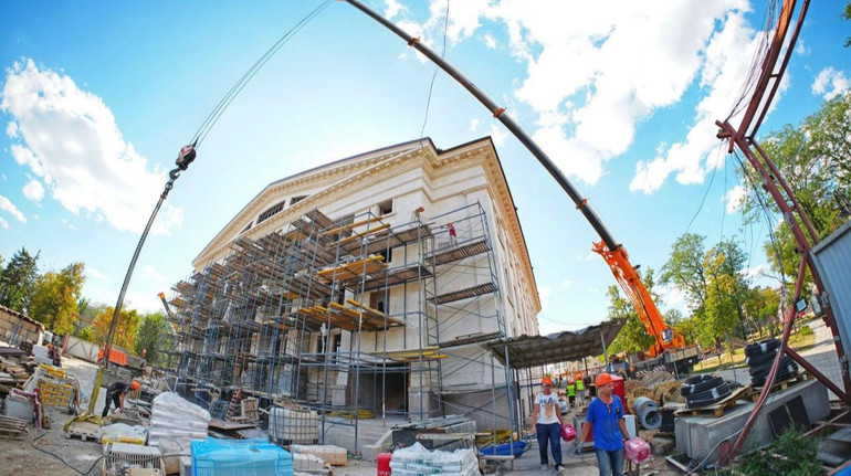 Росіяни завершили відновлювати зруйнований ними ж драмтеатр у Маріуполі