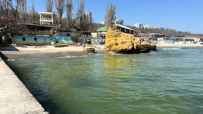 Жовтого кольору та із запахом соняшникової олії: у морі біля одеських пляжів з’явилися плями