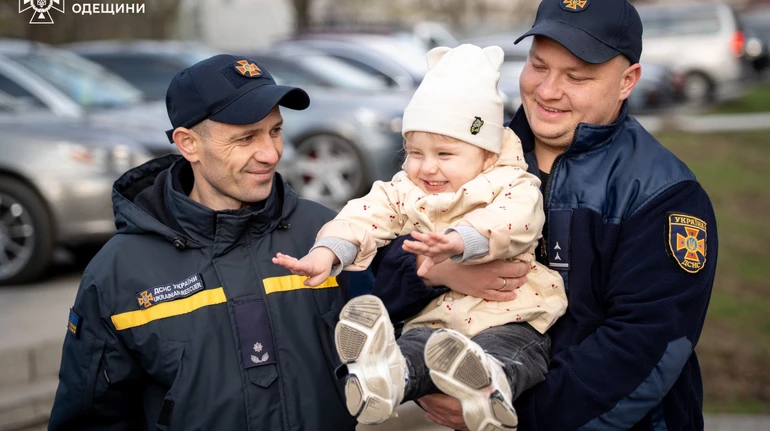 Мама закрила собою під час обстрілу: з лікарні виписали поранену 2-річну дівчинку з Одеси