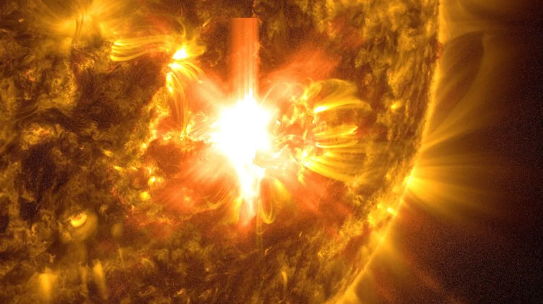 У 15 разів більша за Землю і продовжує рости: NASA показало гігантську пляму на Сонці