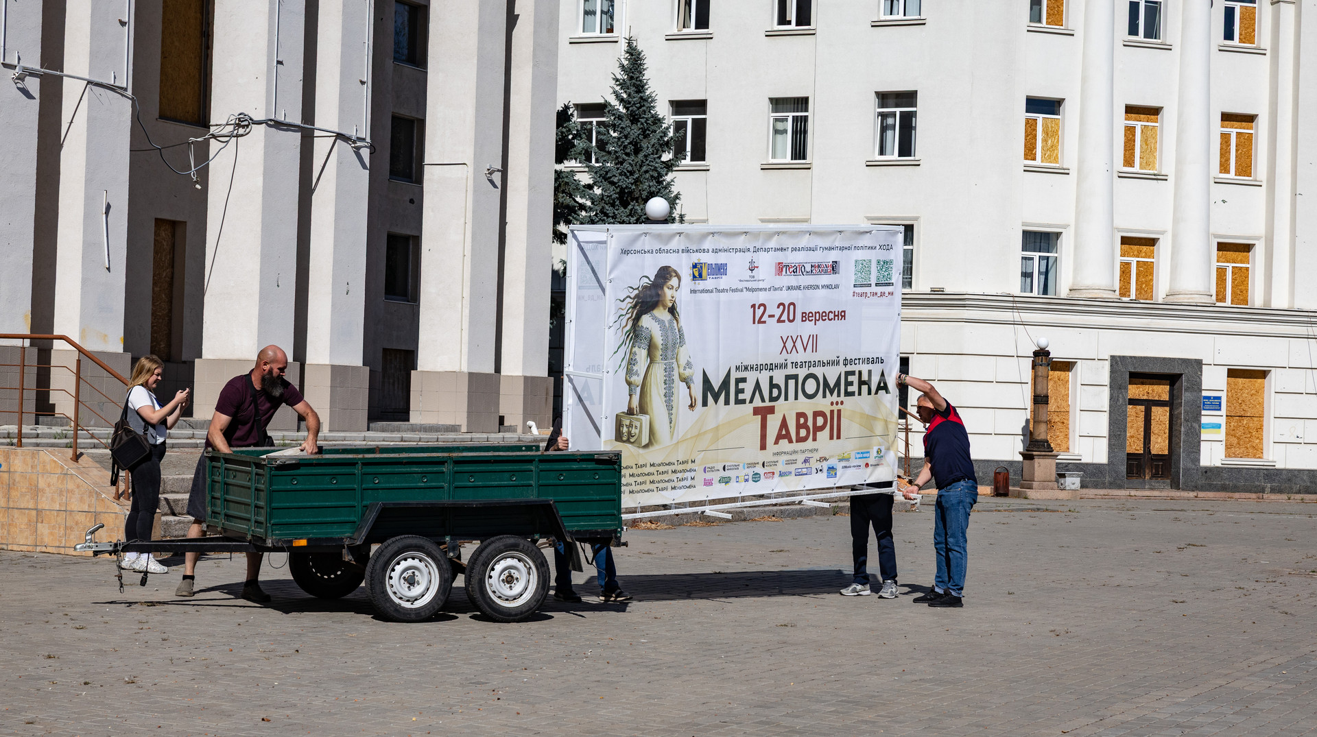Ми робимо це заради херсонців. Олександр Книга розповідає про театральний фестиваль Мельпомена Таврії у прифронтовому місті