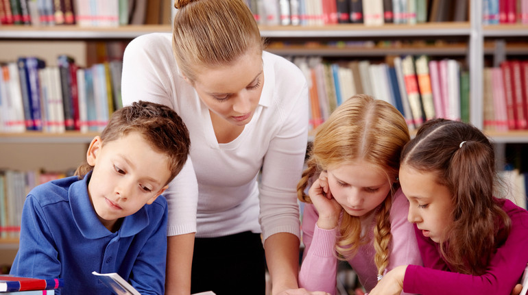 Чи отримуватимуть вчителі 2 тисячі гривень доплати у 2026 році? Відповідь МОН