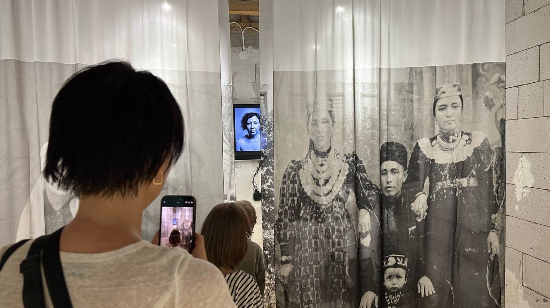 Дім постійного вигнання в гаражному кооперативі. Репортаж з першої виставки митців з Криму в новому артпросторі художниці Марії Куліковської