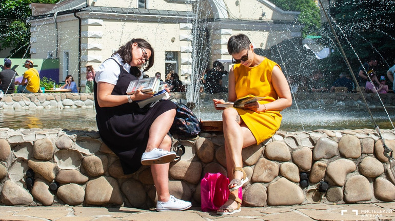 Майже книжкова тисяча. Зеленський підписав закон про сертифікати та субсидії книгарням