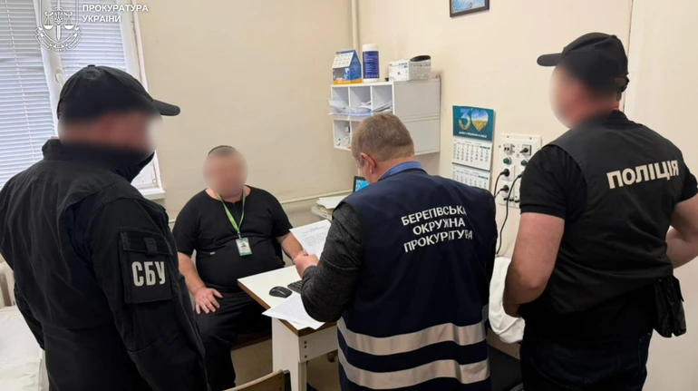 На Закарпатті уролог за 300 доларів продав камінь з сечовивідних шляхів онкохворої пацієнтки