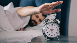 Прокидаєтеся до сигналу будильника? Вчені розповіли, чому це трапляється