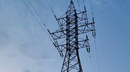 У Шостці підліток отримав тяжкі опіки, ймовірно, намагаючись зробити селфі на електроопорі