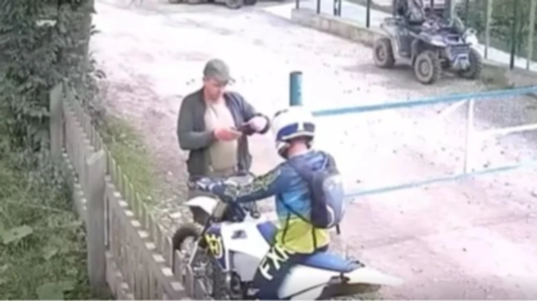 У Карпатах мотоциклісти намагалися виїхати на вершину гори попри шлагбаум, та охорона завадила