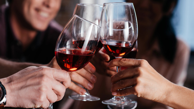 Alcohol increases the risk of dementia, and in what doses? Scientists made disappointing conclusions