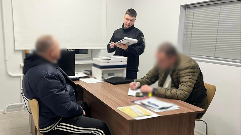 У Києві чоловік побив іспекторку з паркування, яка виписала йому штраф: поліція зреагувала