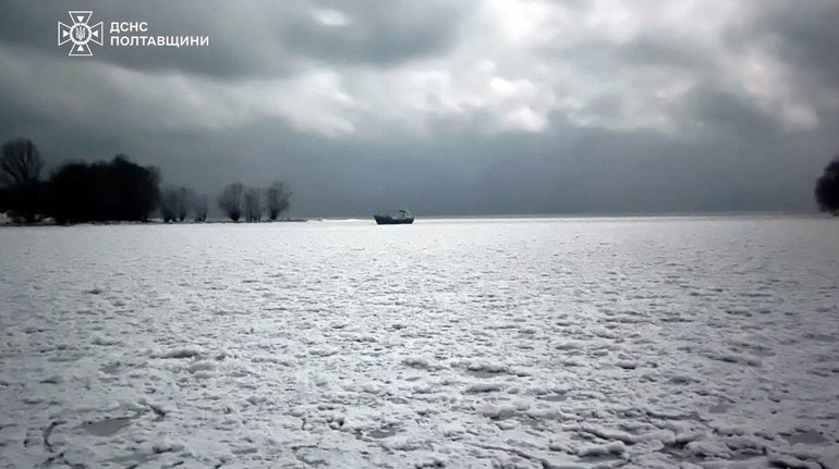 У новорічну ніч на Полтавщині компанія застрягла в човні посеред замерзлого Дніпра