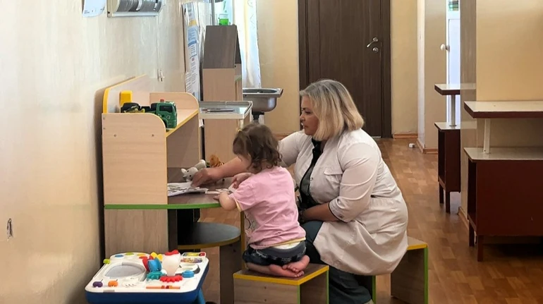 Матір хлопчика, який випав з вікна у Харкові, хочуть позбавити прав на другу дитину – дівчинка у лікарні