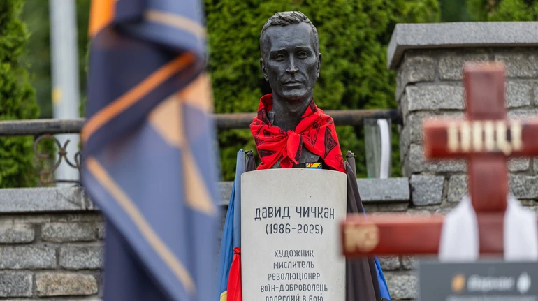 На Байковому цвинтарі відкрили пам’ятник художнику Давиду Чичкану