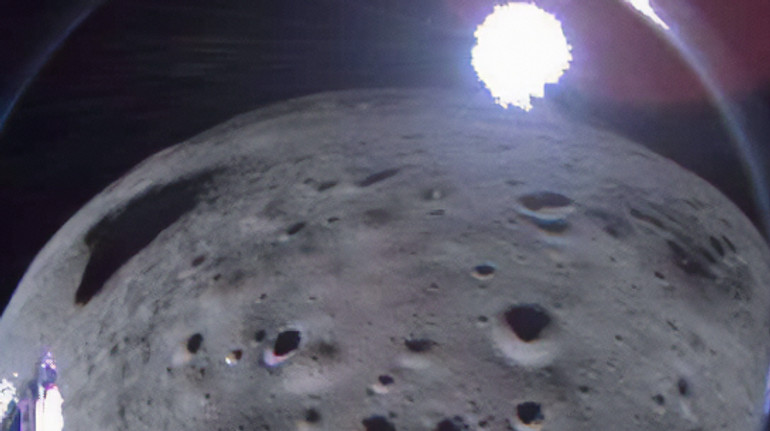 Космічний апарат Одіссей надіслав перші світлини з поверхні Місяця
