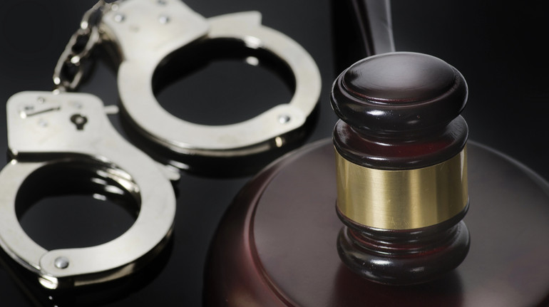 Завели у під’їзд для продовження спілкування: у Києві двоє молодиків зґвалтували 12-річну дівчинку