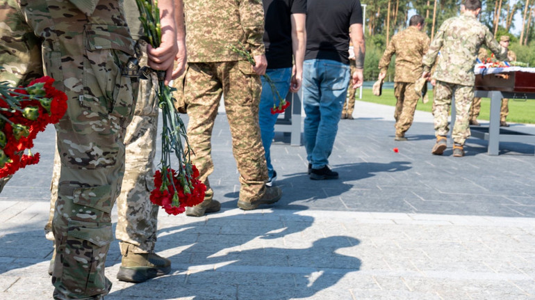 Верховна Рада ухвалила закон про перепоховання загиблих військових: що зміниться