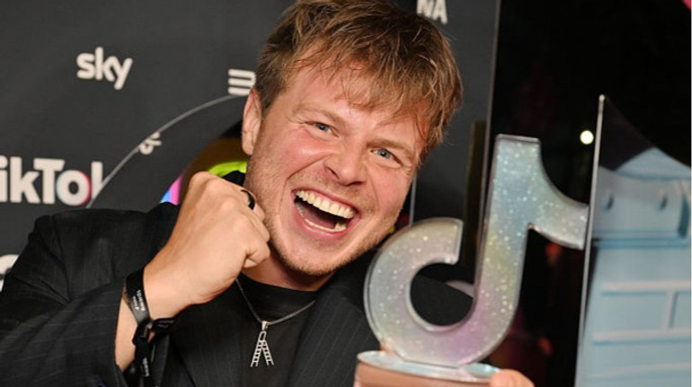 Збирає десятки мільйонів переглядів: у Британії українець отримав нагороду Творець року від TikTok